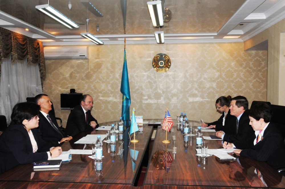 Встреча с временным поверенным в делах США в Казахстане. Фото пресс-службы Министерства юстиции.   