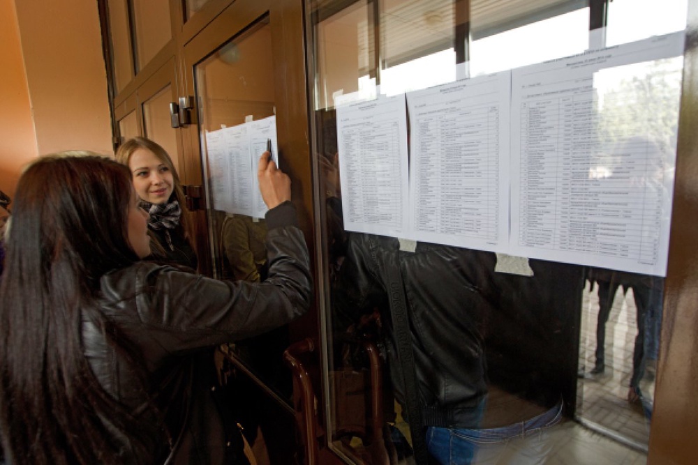 Ученики ищут свою фамилию в списках экзаменуемых. Фото ©РИА Новости
