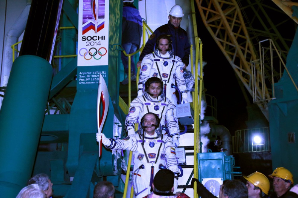 Астронавт ДжАКСА Коичи Ваката, космонавт Роскосмоса Михаил Тюрин и астронавт НАСА Рик Мастраккио (снизу вверх) во время посадки в космический корабль. Фото ©РИА Новости