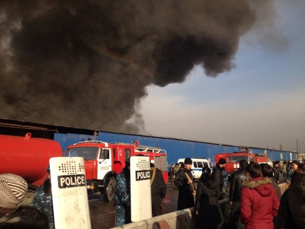 Пожар на рынках барахолки. Фото © Владимир Прокопенко