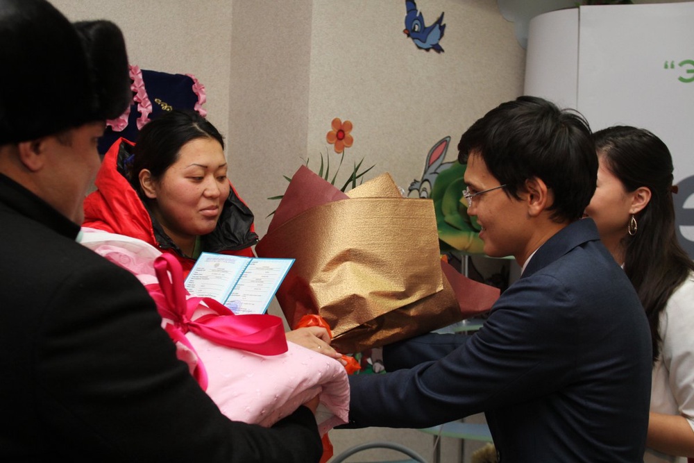 500 женщин получили свидетельства о рождении детей при выписке из роддома Фото Марат Абилов©