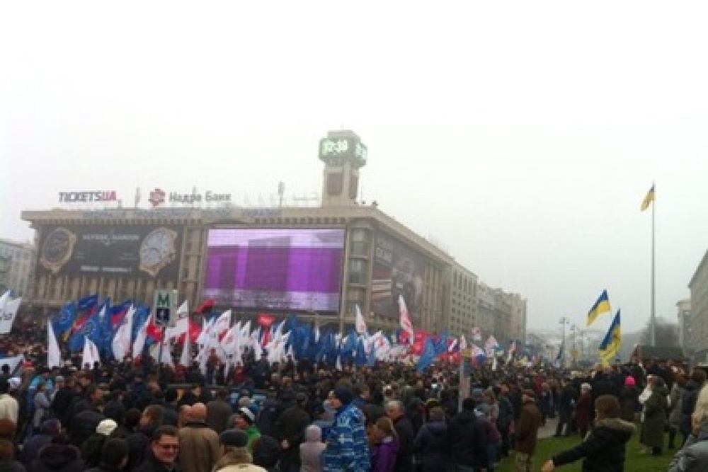 Десятки тысяч украинцев вышли на митинг в поддержку евроинтеграции. Фото с сайта Lenta.ru