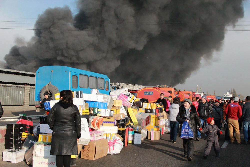 Пожар на вещевых рынках в Алматы. ©Владимир Прокопенко