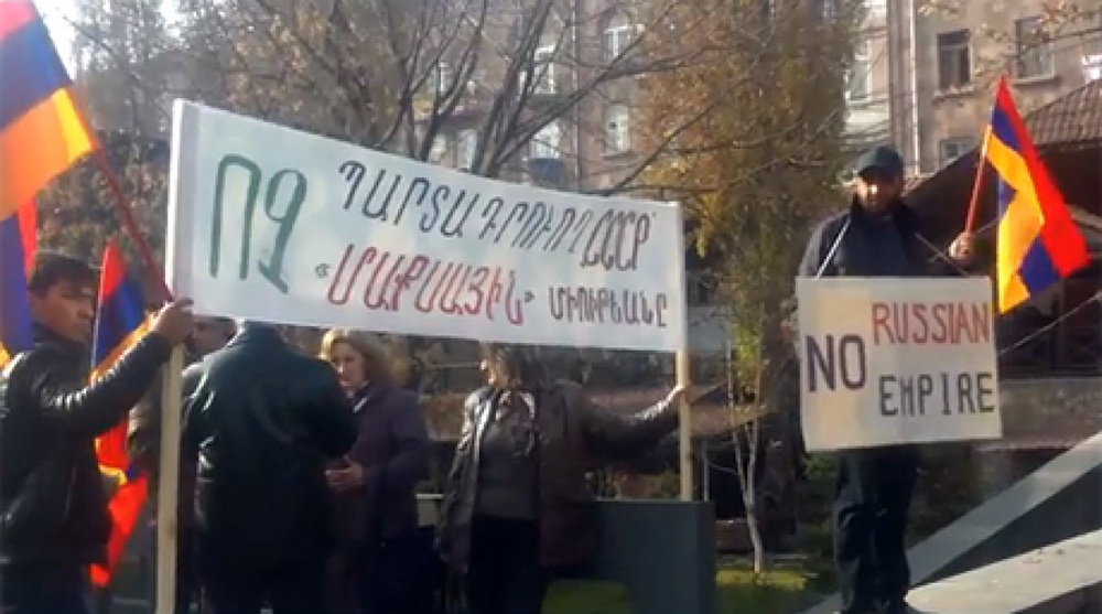 Акция протеста перед зданием президентской администрации в Ереване. Кадр ©NewsamChannel/youtube.com