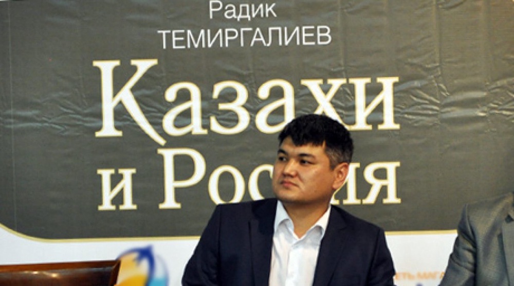 Во время презентации книги в Москве. Фото с сайта meloman.kz