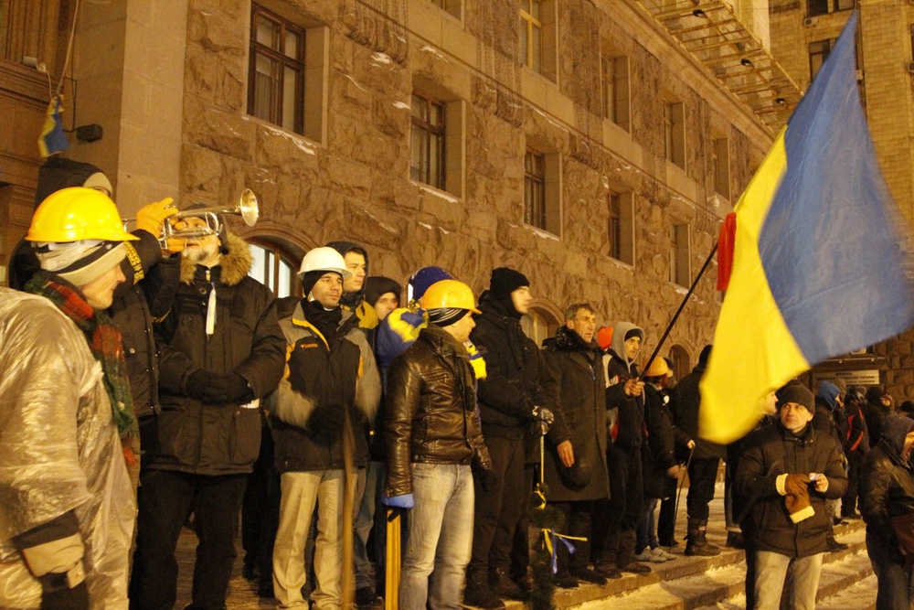Митингующие держат оборону горсовета.
Фото ©Владимир Прокопенко
