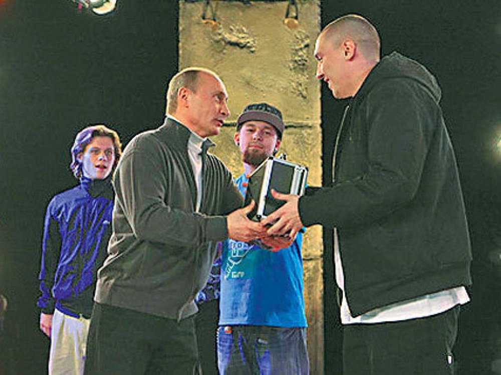 Путин вручает приз Роме Жигану. Фото hellofromspace.livejournal.com 
