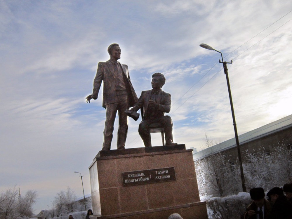 Памятник Куандыку Шангитбаеву и Тахауи Ахтанову. Фото Tengrinews.kz