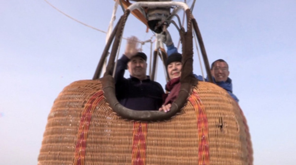 В воздух поднялись 70-летние супруги. Кадр ©Телеканал СТВ