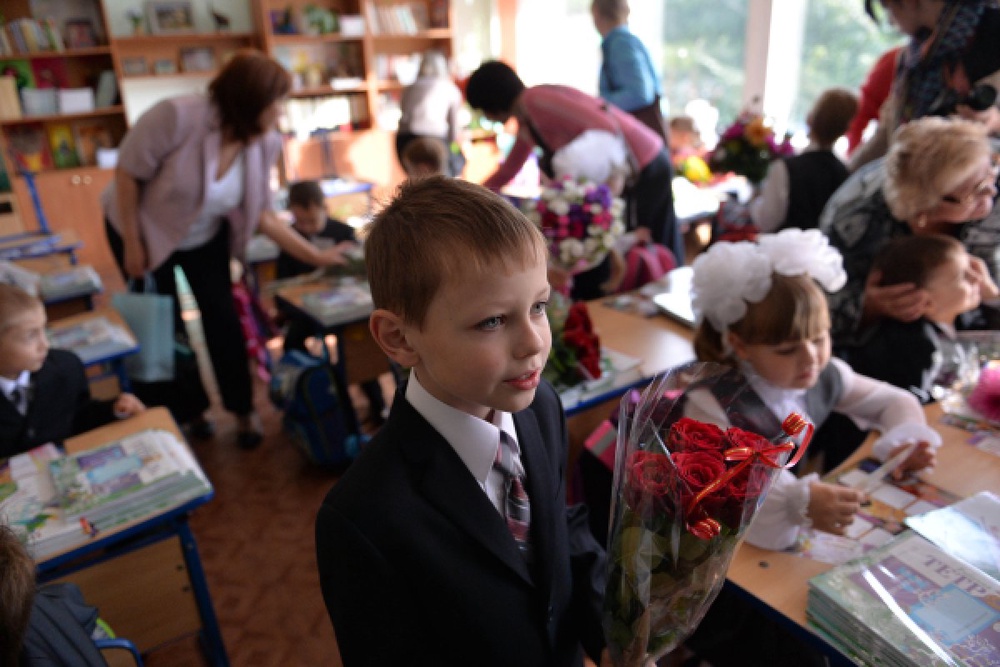 Первоклассники на первом уроке. ©РИА Новости