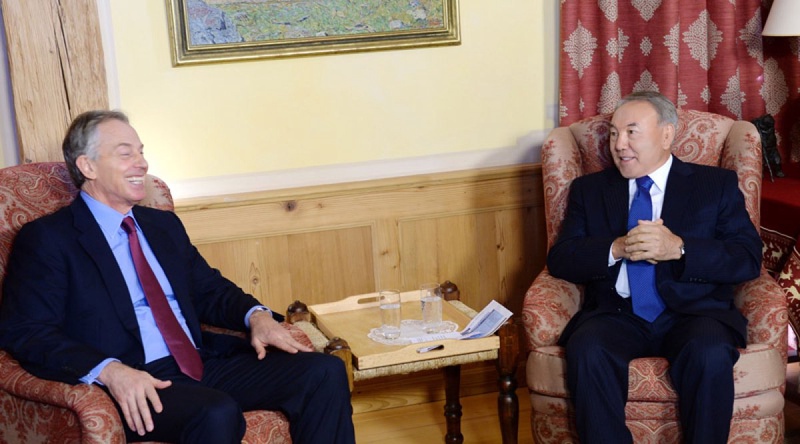 Президент Казахстана Нурсултан Назарбаев и экс-премьер-министр Великобритании Тони Блэр. Фото с сайта akorda.kz