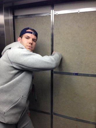 Джонни Куинн застрял в лифте. Фото twitter.com