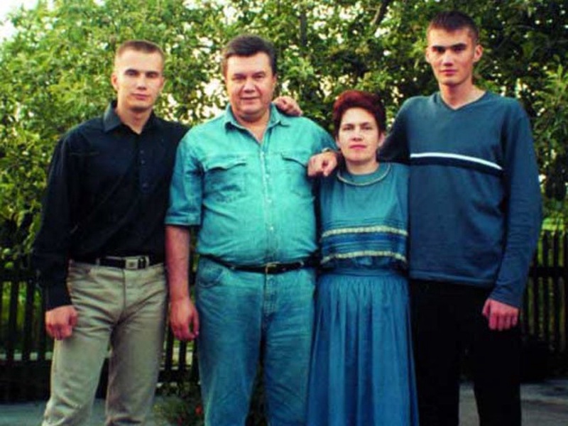 Виктор Янукович с женой и сыновьями. Фото с сайта infosmi.net 
