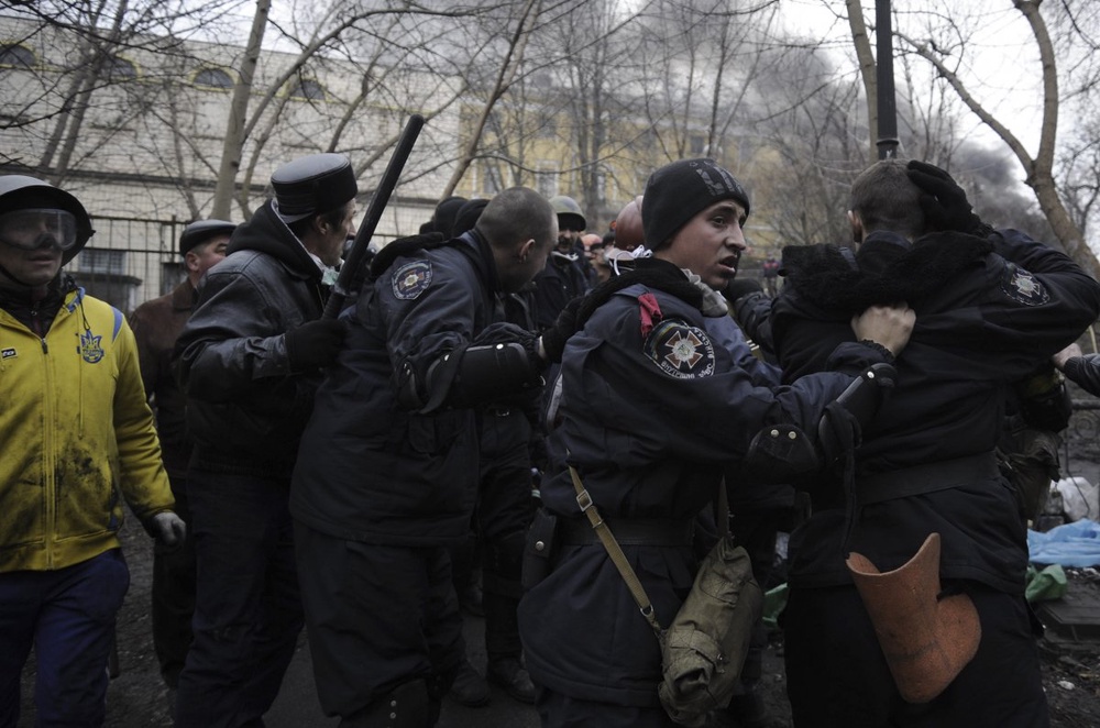 Захваченные протестующими силовики на Майдане Независимости в Киеве. ©REUTERS