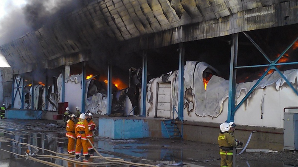 Пожар на складских помещениях в Шымкенте.  ©tengrinews.kz