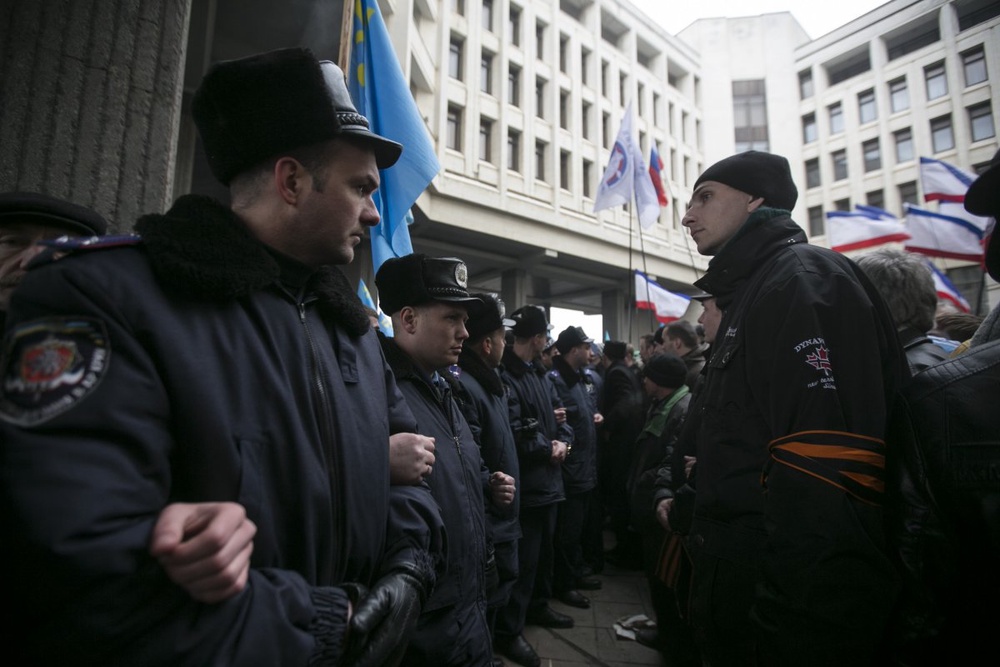 Милиция у здания парламента Крыма в Симферополе во время противостояния крымских татар и пророссийских активистов (справа). ©REUTERS