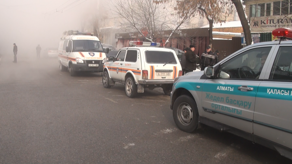 На месте аварии на теплотрассе в Алматы. ©Телеканал СТВ