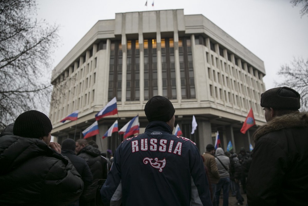Пророссийский митинг у здания крымского парламента в Симферополе. ©REUTERS