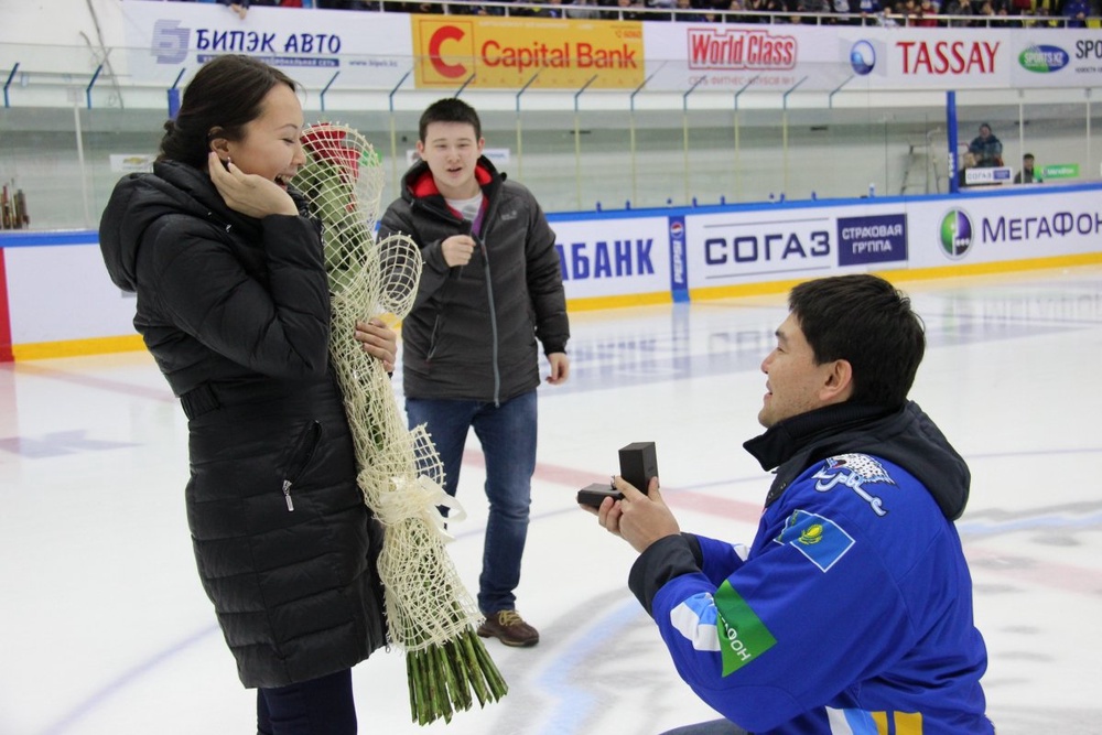Фанат "Барыса" делает предложение своей избраннице. Фото Vesti.kz©