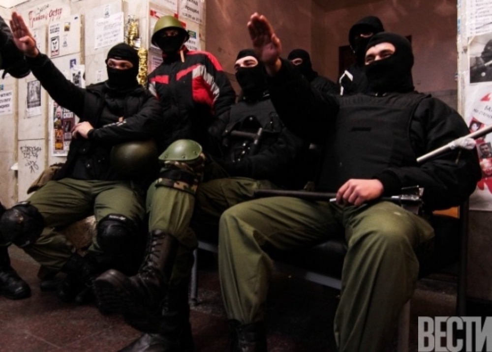 "Воины Нарнии" у входа в киевскую мэрию. Фото vesti.ua