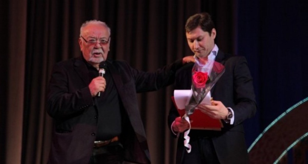 Асанали Ашимов вручает награду Азамату Сатыбалды.  Фото предоставлено пресс-службой театра имени Ауэзова