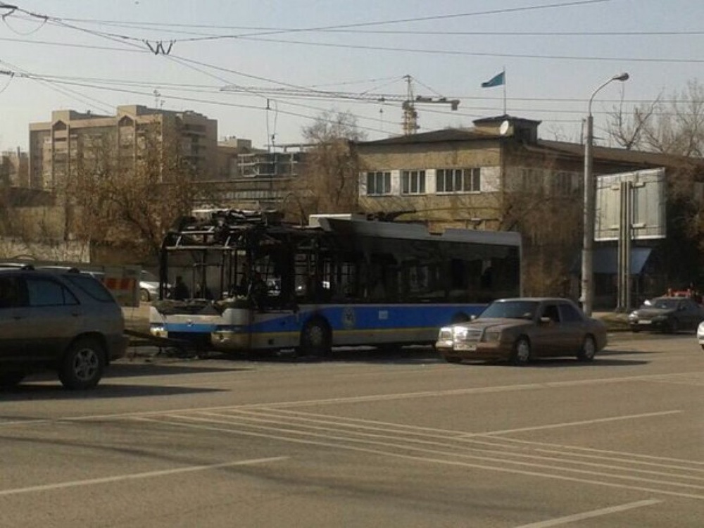 В Алматы сгорел троллейбус
Фото ©Алишер Ахметов