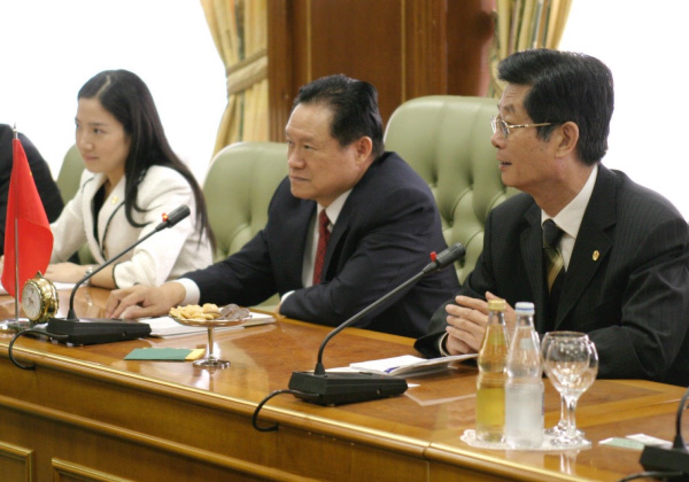Экс-министр общественной безопасности КНР Чжоу Юнкан (в центре). Фото РИА Новости©