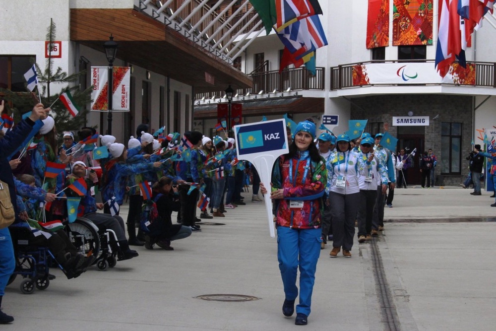 Казахстанская делегация на церемонии поднятия флага в паралимпийской горной деревне. Фото Vesti.kz©