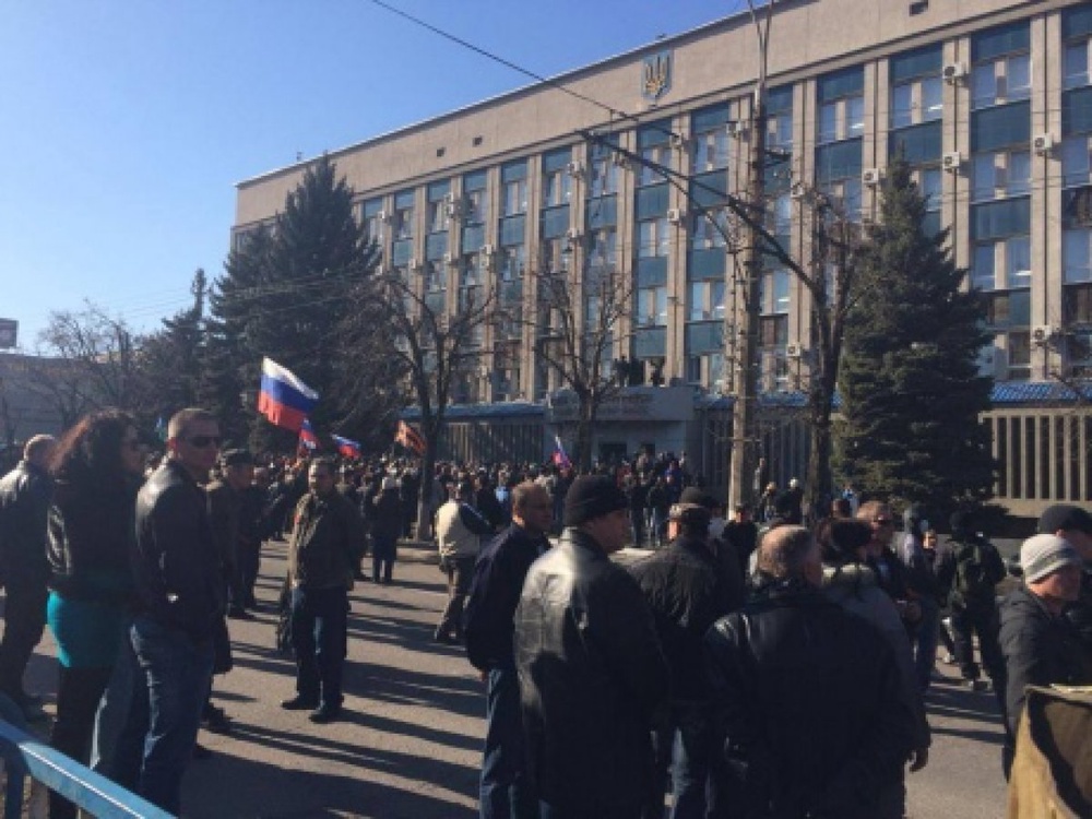 Митингующие в Луганске захватили здание СБУ. Фото Євромайдан SOS