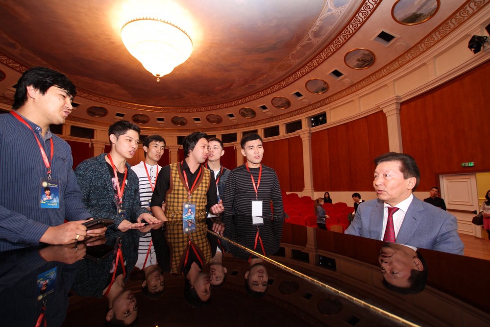Толеген Мухамеджанов и конкурсанты исполняют композицию "Мен деп ойла". Фото Турар Казангапов 
