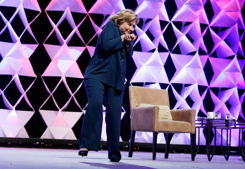 Хиллари Клинтон уворачивается от ботинка. Кадр: NBC