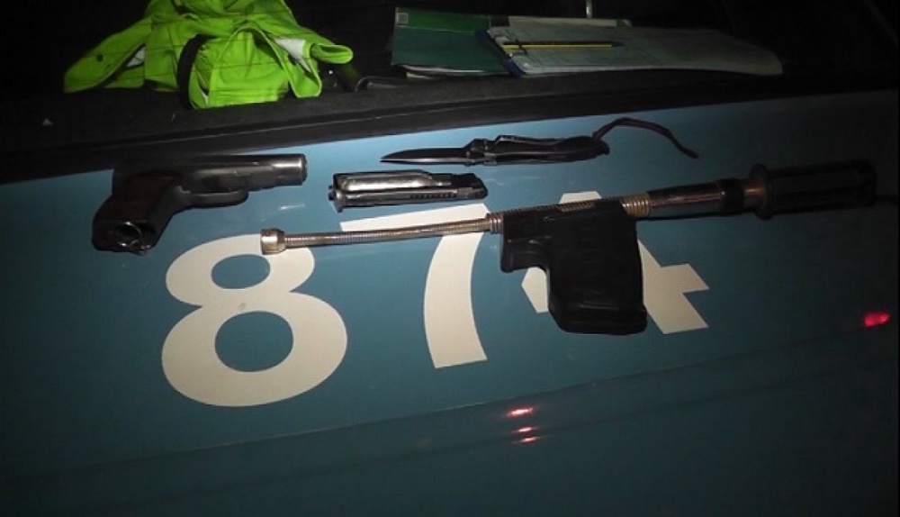 Оружие, найденное у подозреваемого. Фото с сайта otyrar.kz