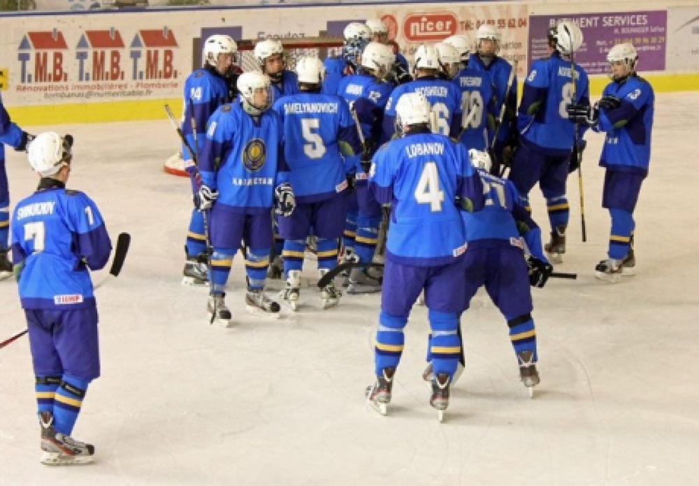Хоккеисты юниорской сборной Казахстана. Фото с сайта iihf.com