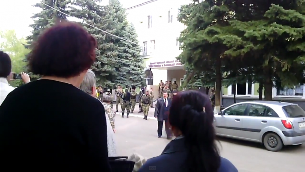 Вооруженные люди захватили здание СБУ в Краматорске. © youtube.com