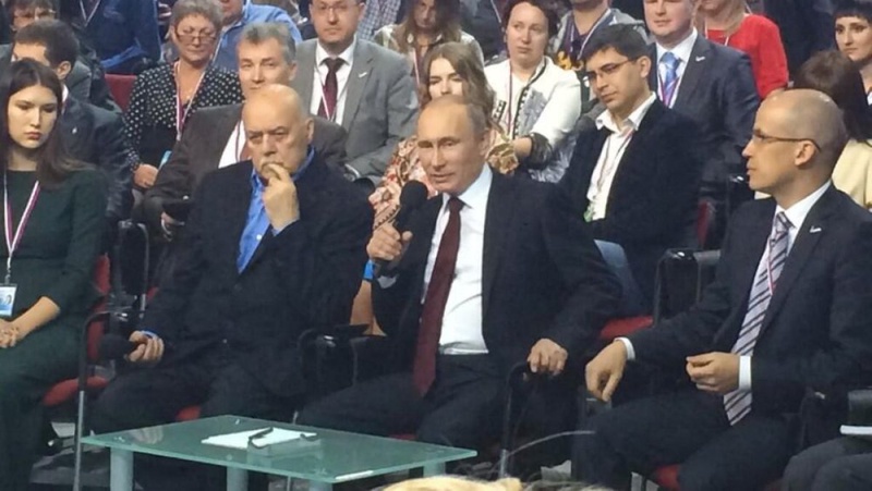 Владимир Путин на медиафоруме в Санкт-Петербурге.
