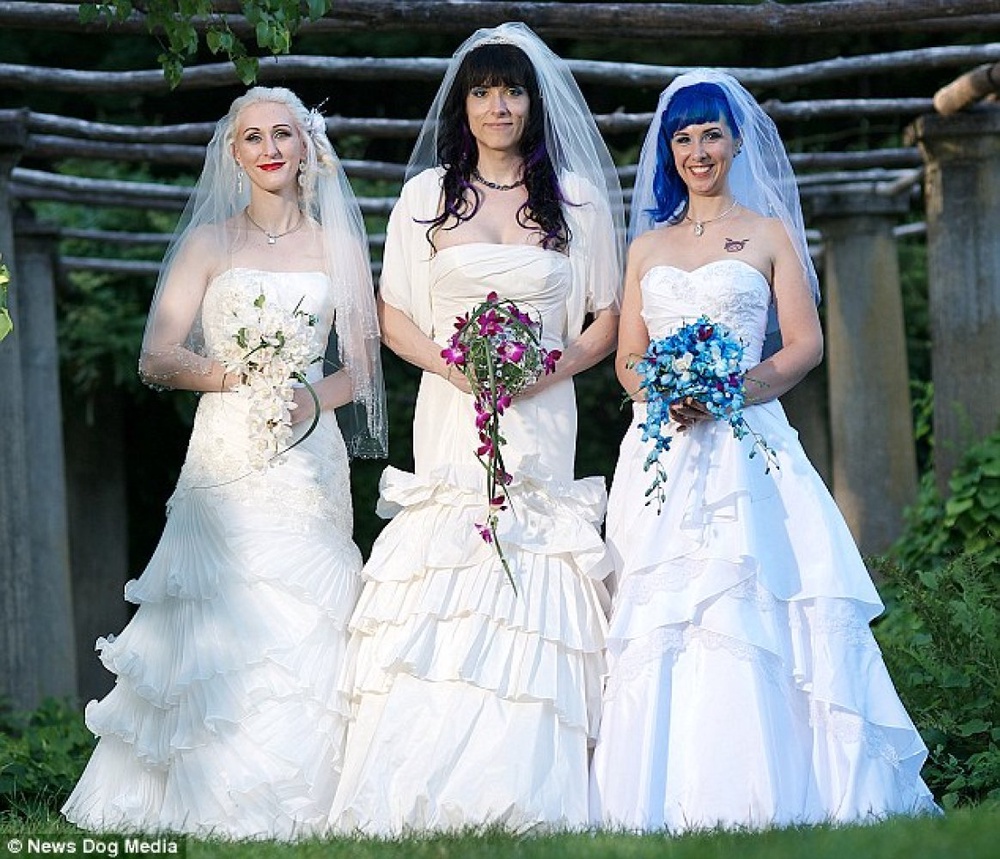 В США поженились друг на друге три лесбиянки - КН