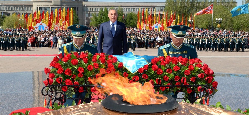 Возложение цветов к монументу "Отан қорғаушылар". Фото akorda.kz