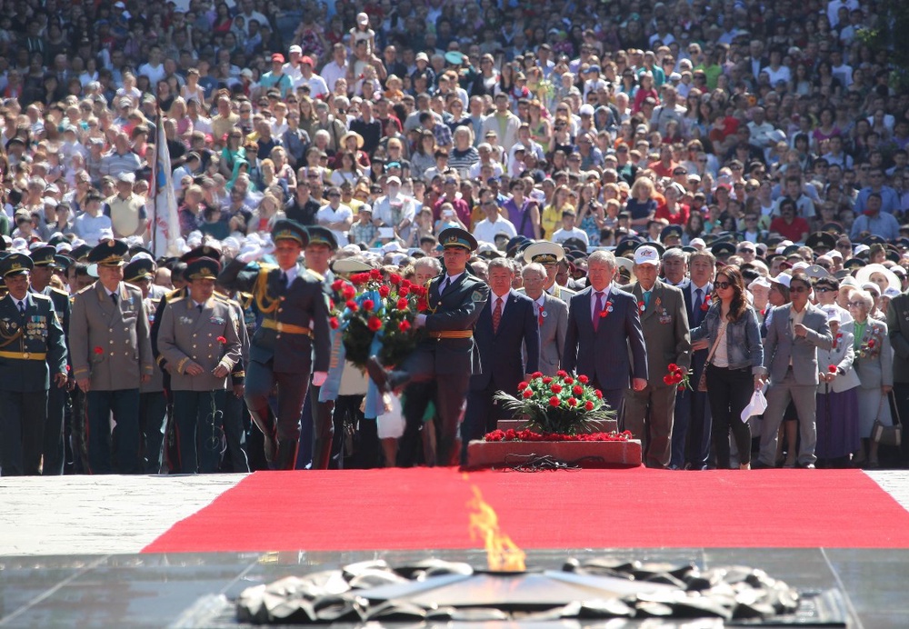 Возложение цветов. Фото пресс-службы акима Алматы. 