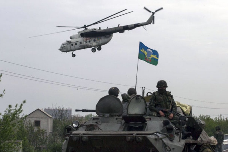 Вертолет в окрестностях Славянска. © Reuters