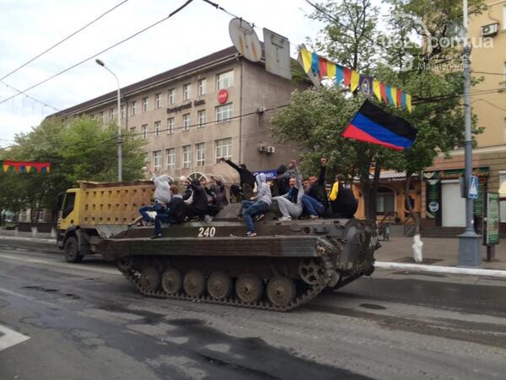 Сторонники федерализации захватили БМП внутренних войск Украины в Мариуполе. Фото 0629