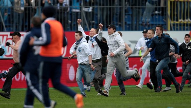 Болельщики прорвались на поле стадиона "Петровский". ©РИА Новости