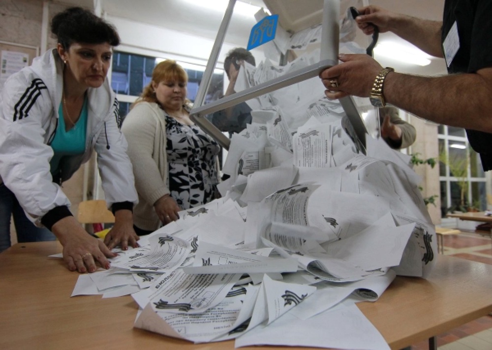 Сотрудники избирательного участка в Луганске подсчитывают голоса по итогам референдума. ©РИА Новости