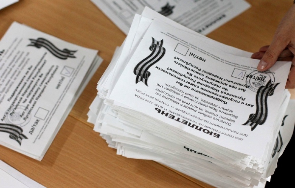 Сотрудники избирательного участка в Луганске подсчитывают голоса. ©РИА Новости