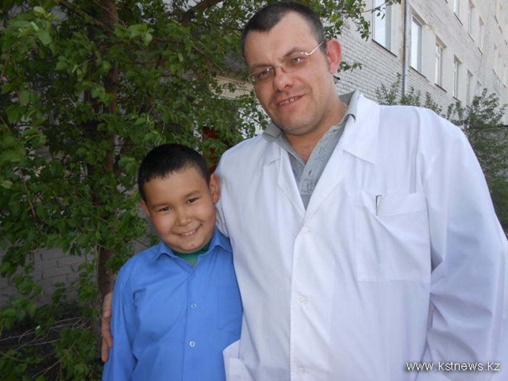 Вадим Кухарь и 8-летний Адильбек. Фото с сайта kstnews.kz