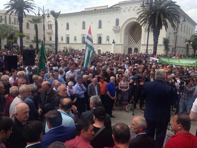 Митингующие у администрации президента, 27 мая 2014. Фото: @eurorossia