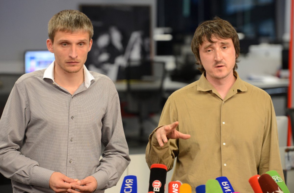 Репортеры LifeNews Олег Сидякин (слева) и Марат Сайченко. Фото ©РИА Новости