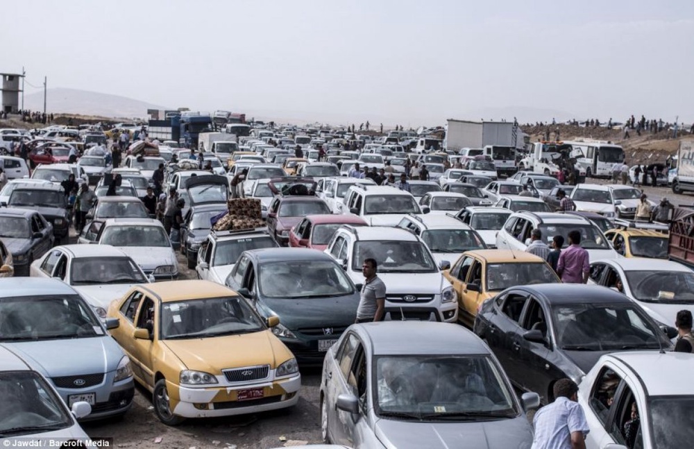 Жители Мосула в спешке покидают город. Фото Barcroft Media