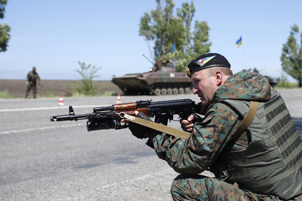 Украинские силовики на подступах к Мариуполю. ©REUTERS
