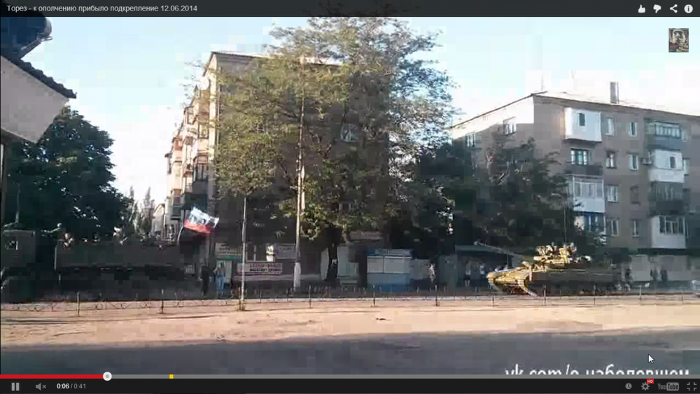Предполагаемый российский танк в городе Торез Донецкой области (12 июня 2014 года). Кадр из видео с YouTube