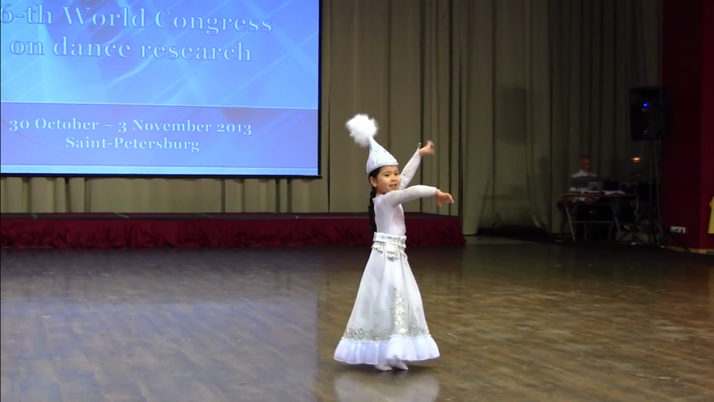 Софи Манасян исполняет казахский танец. © youtube.com